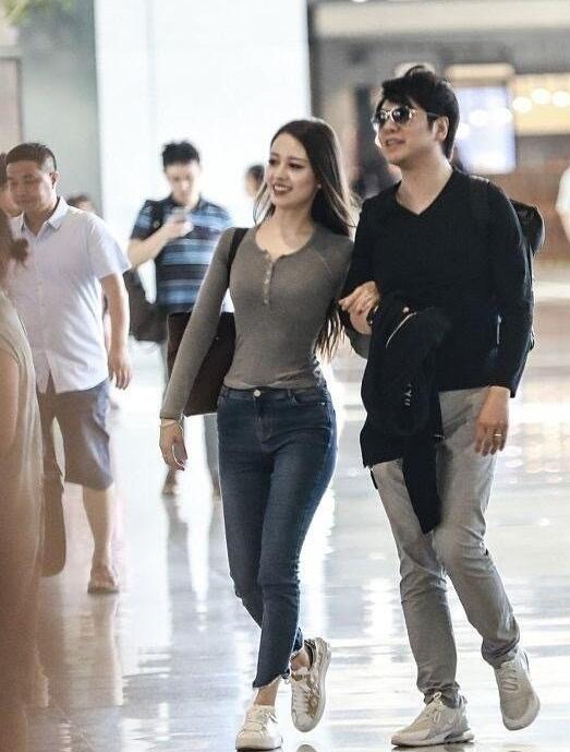 朗朗为妻子庆生撒狗粮吉娜粉衣绿裙身材出众筷子腿比超模还细