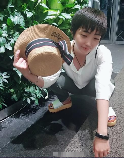 进入德云社后,邢鹤薇除了跟王惠学习京韵大鼓,在郭德纲,高峰的指导下