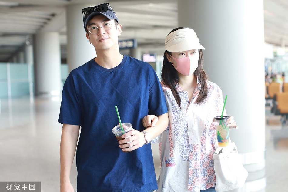 杜江与霍思燕素颜现身 挽丈夫手臂甜蜜撒狗粮