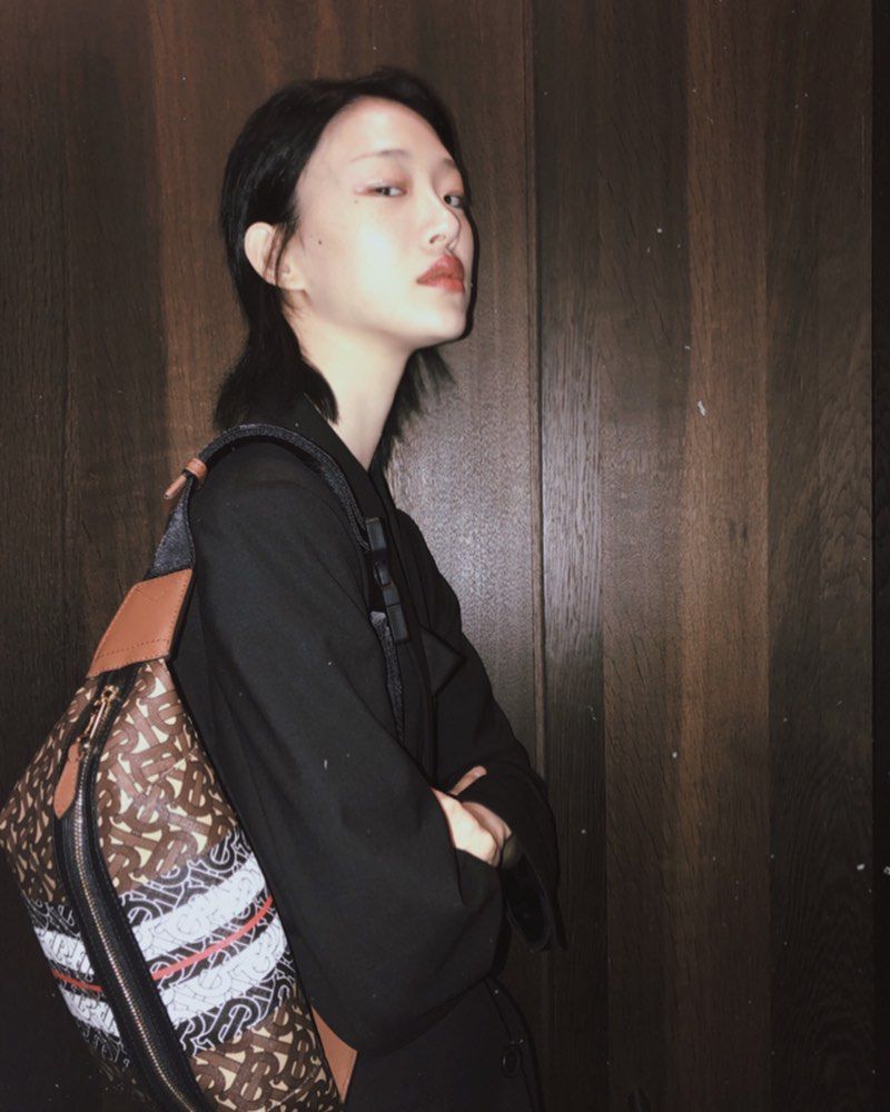 赢过刘雯的高级脸,瘦成"火柴人",却是时尚圈最爱的亚洲面孔?_崔素