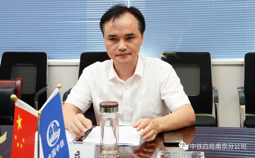 毕业生"导师带徒"活动在公司南沿江铁路项目开展,公司党委书记张宝海