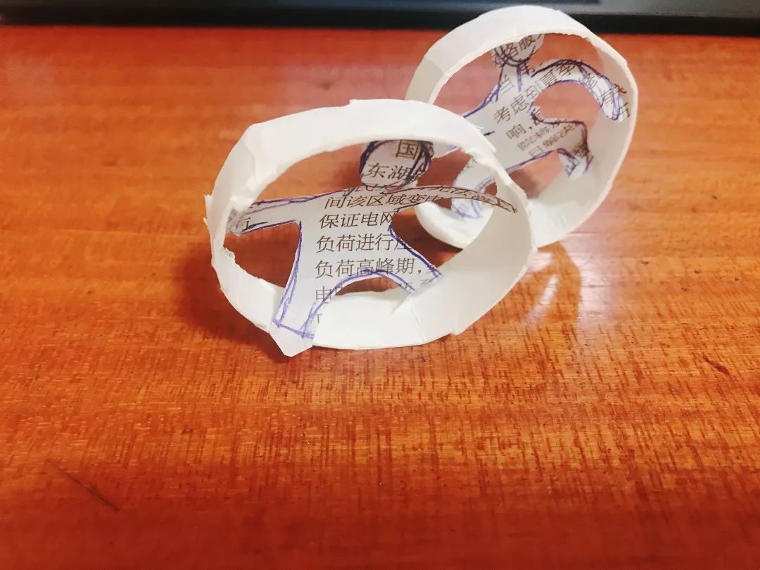 在规定时间内哪只纸环先滚到终点,谁就获胜.