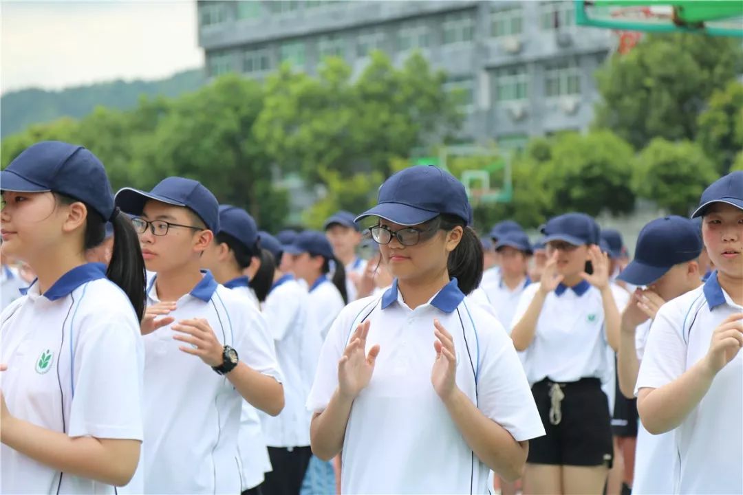 19:30,他們在教室裡安安靜靜地寫軍訓日