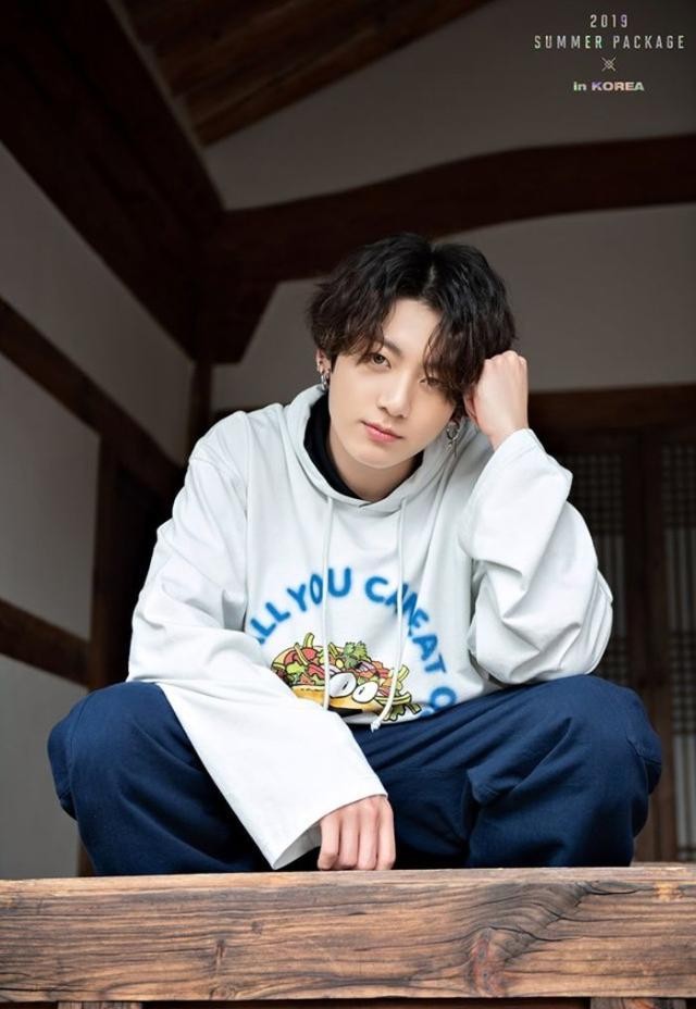 在韩屋拍摄夏日画报的防弹少年团向全世界宣传韩国之美