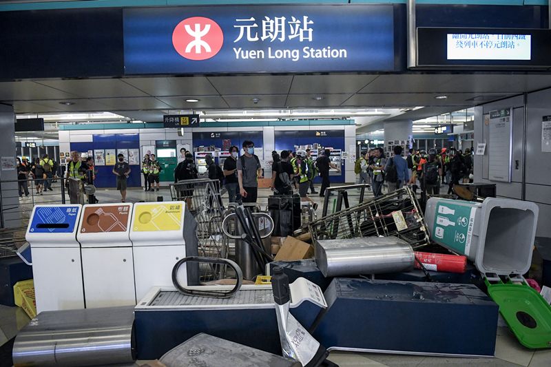 元朗站大堂"静坐"近2000名黑衣人8月21日晚7时许据港媒报道(图片来源