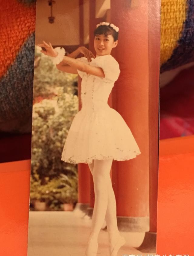 梁小冰15岁时一组芭蕾舞照吸睛,大长腿让她美得不像话