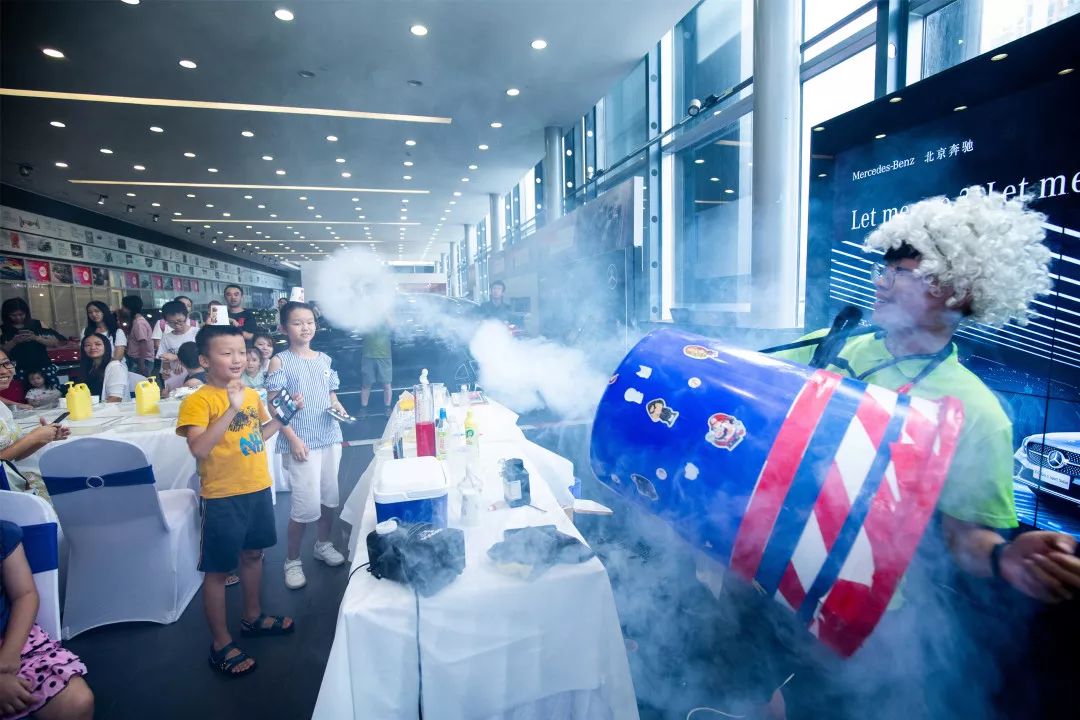 科学狂人带来的化学实验秀,可以冲破天际的空气炮,手掌火焰的酷炫表演