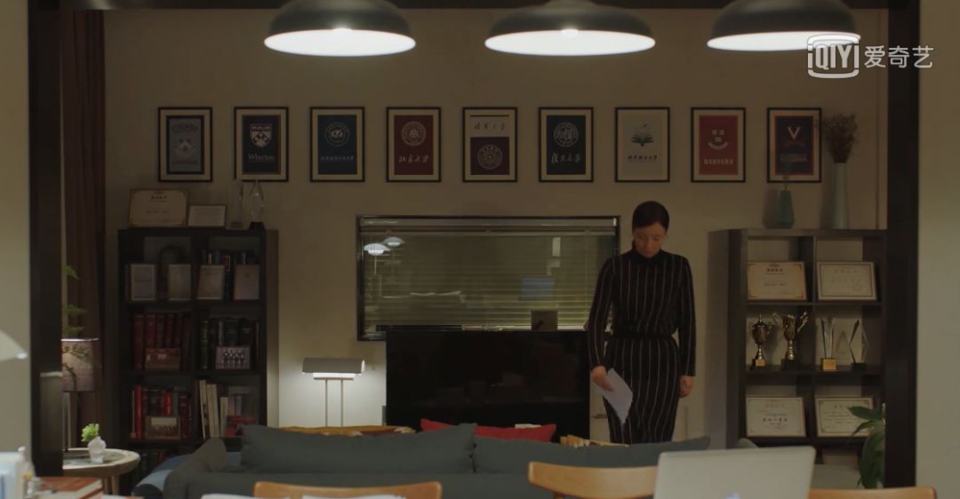 宋倩卧室设计是黑色铁艺加透明玻璃式推拉门,淡灰绿色帘子弥补空间的