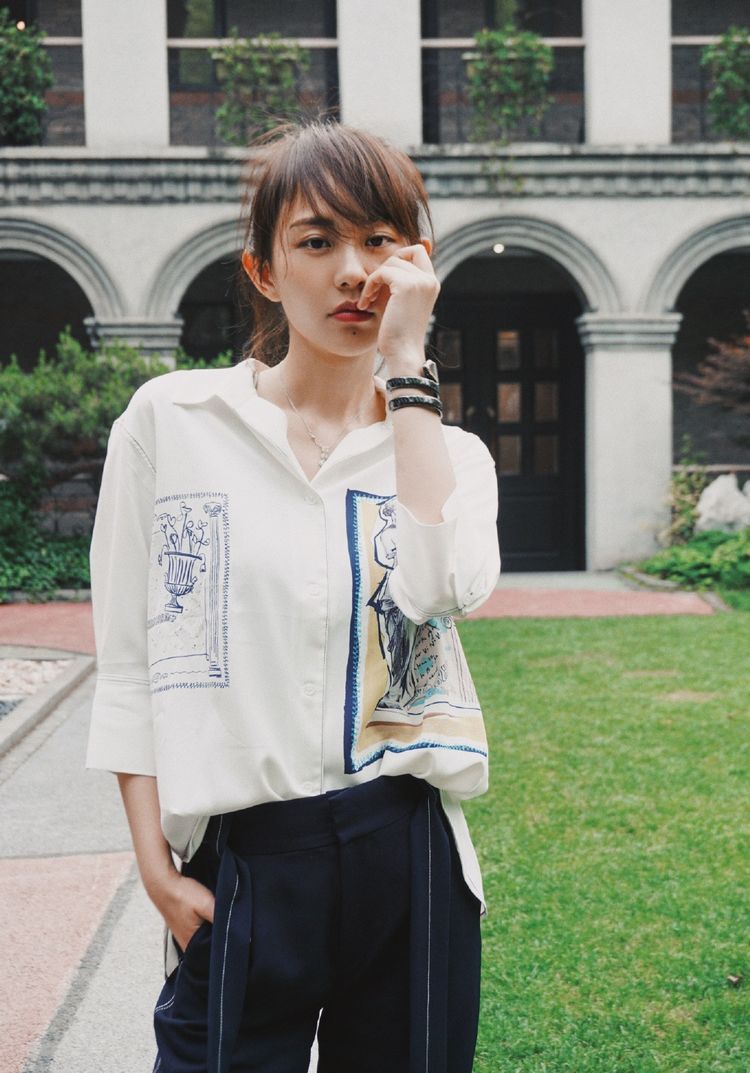 原创孙耀琦早秋街拍太美奶奶花衬衫丸子头真减龄32岁仍有孩子气