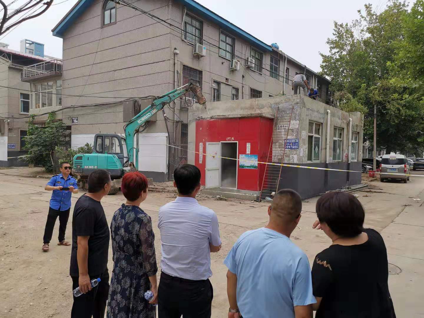 副区长赵月芬,甄勇到西里街道督导创卫工作