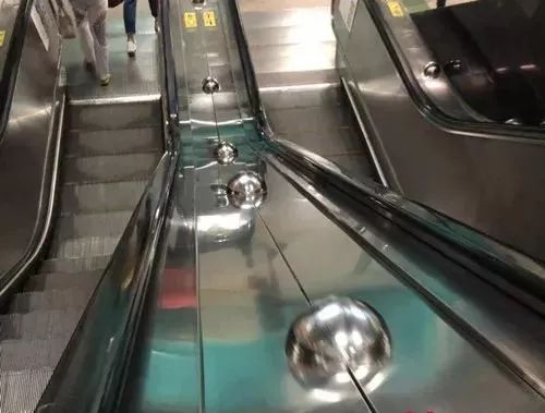 扶梯上的半圆球有个小秘密你知道吗