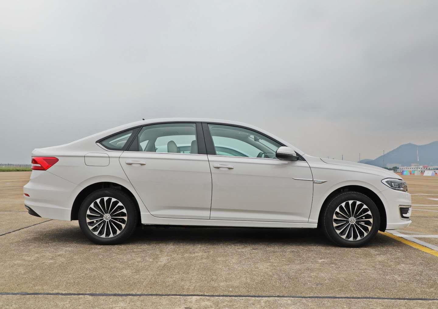 1489万元起上汽大众朗逸纯电上市续航虽短了点但这可是大众啊