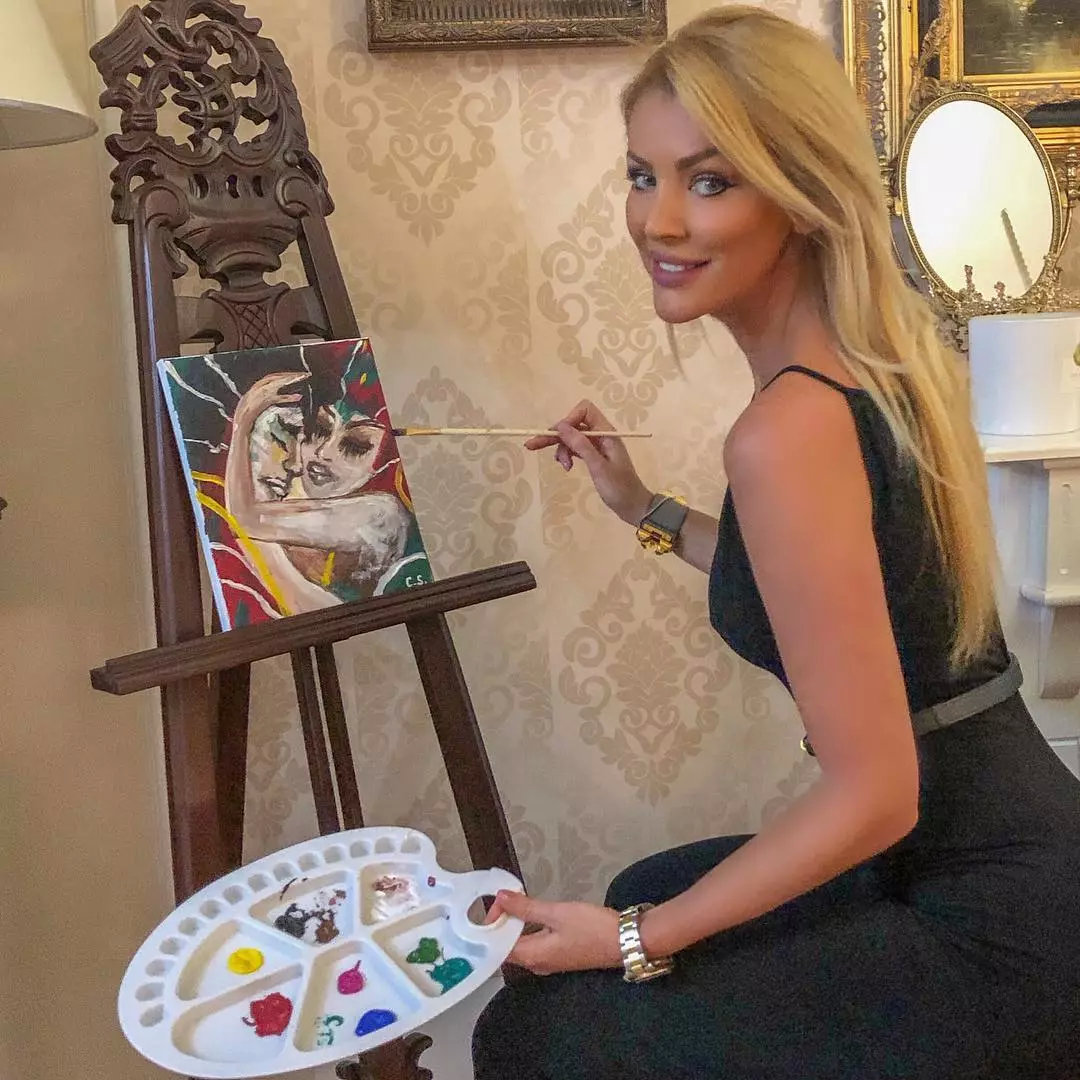 她画画的照片引发大众质疑这位美女摊上事了