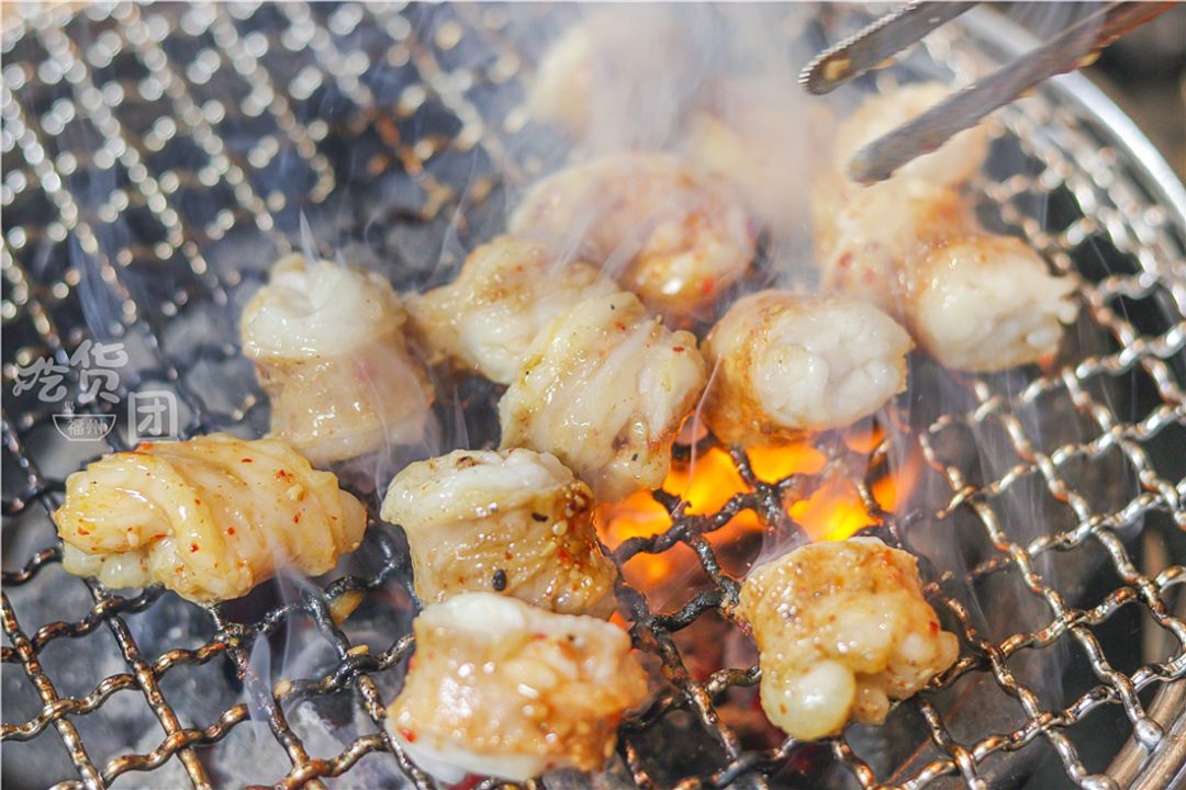 说内脏不好吃,牛大肠兄弟第1个表示不服,真肠不怕火炼,炭火逼走了大肠