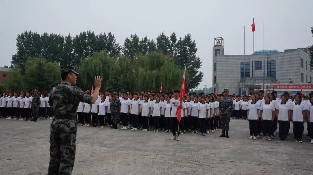 修武实验高中举行高二军训闭训仪式