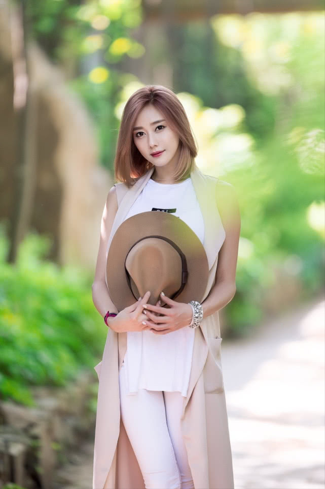 小姐姐金河律英姿飒爽风格