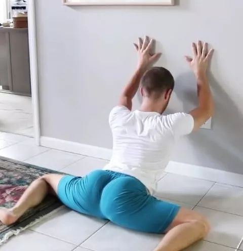 他在ins上晒劈腿瑜伽照背后的努力却让人佩服