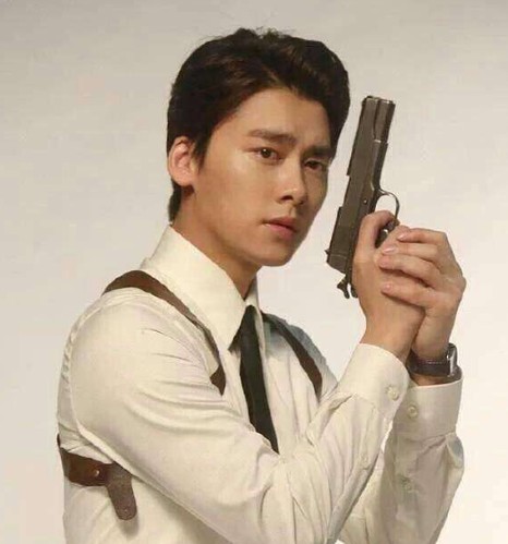 论男星剧中拿枪姿势鹿晗帅气而看到孙红雷这才叫真实