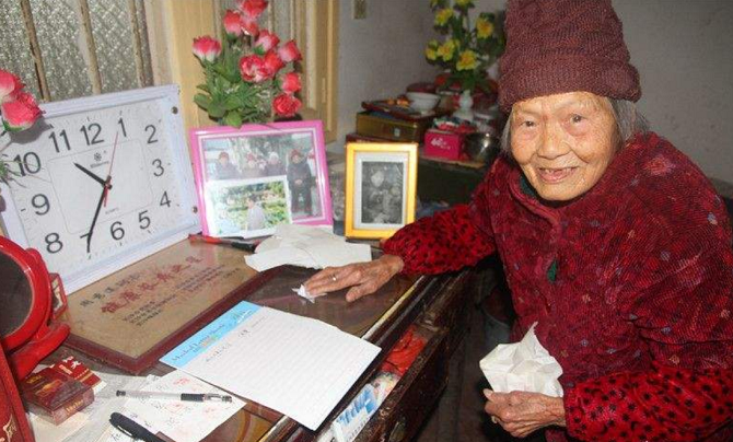 是中国最长寿抗战女兵,和丈夫失联73年后终见面,已是一张照片_周秀莲