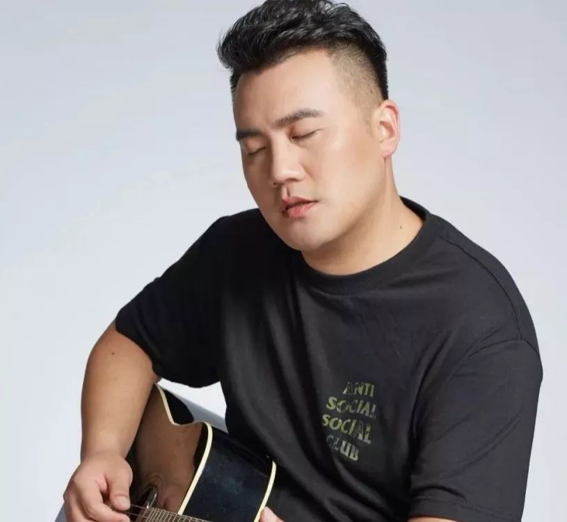 罗 迦毕业于中国北方曲艺学校,师承相声表演艺术家冯春岭老师,曾在