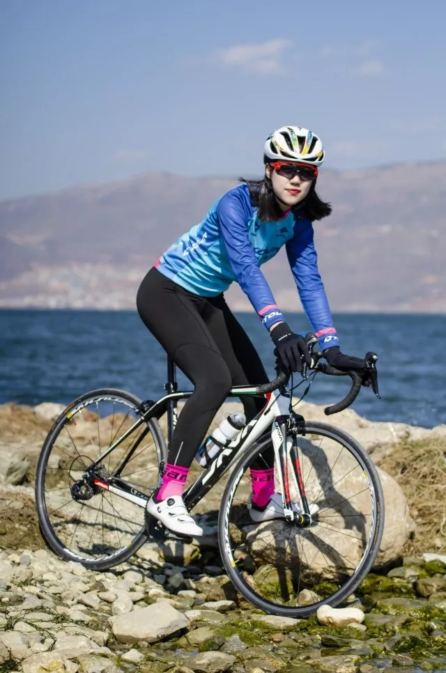 除此之外,一直是家长眼中乖乖女的她无意间说出自己骑公路车,还每天