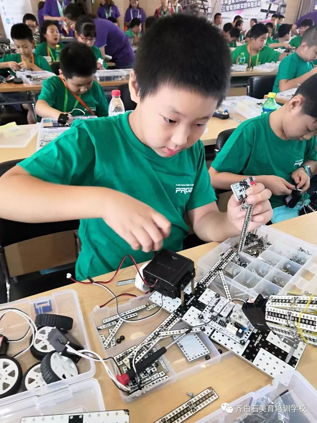 门头沟齐白石学校邀请您携孩子参加机器人科技体验活动,就在本周六!