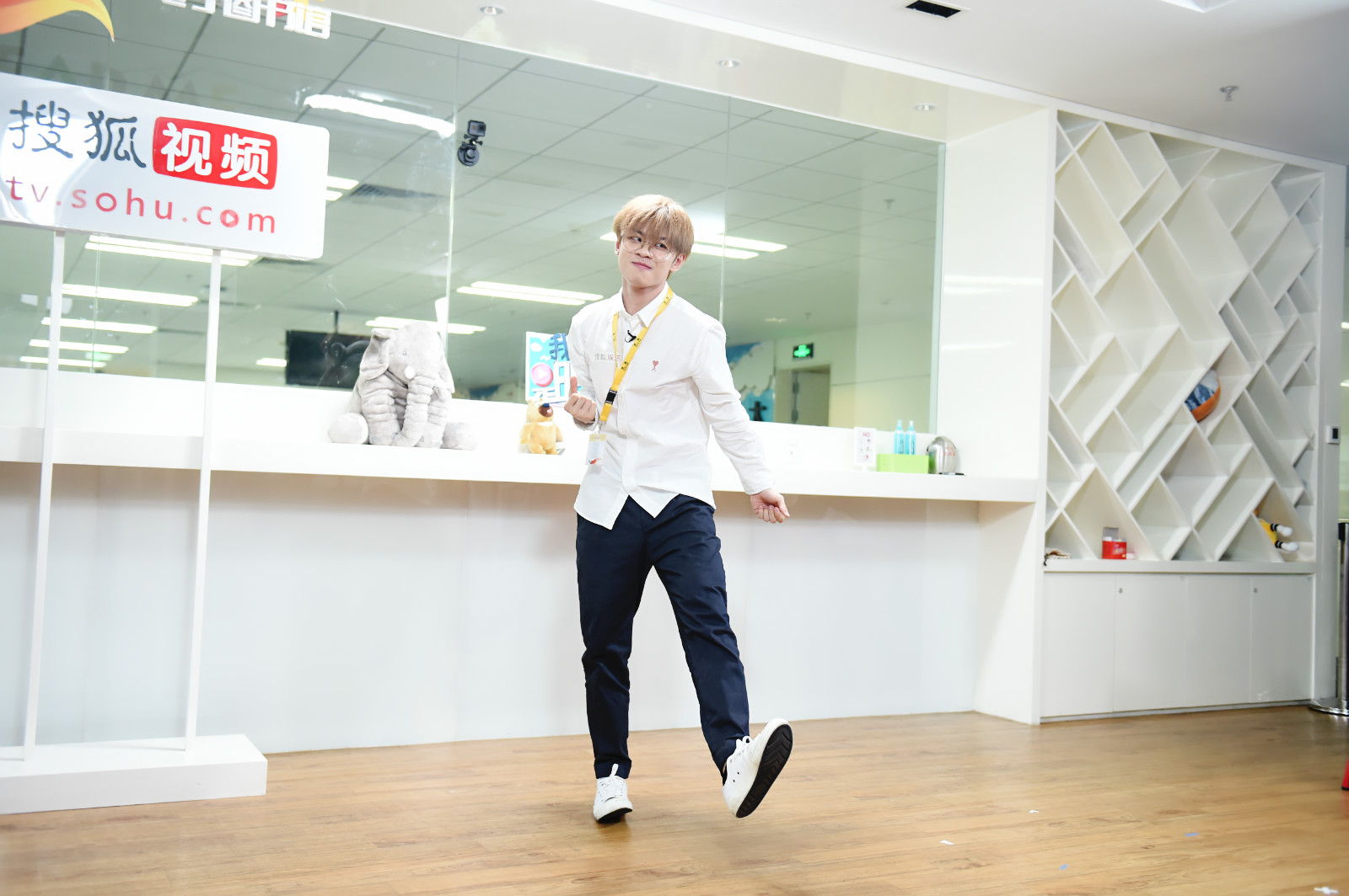 综艺《我的同事是明星》第十期于8日23日上线,王晨艺现身狐厂送上舞艺