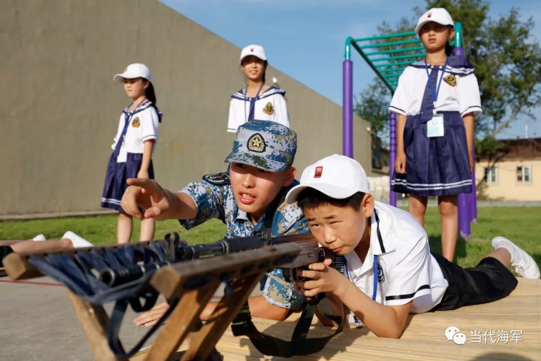 海军希望小学师生走进海军部队山里娃的眼里尽是翻腾的浪花