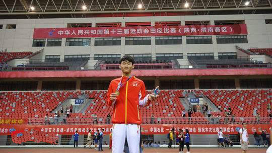 四川短跑未来之星18岁何宇鸿以10秒56夺得联赛总决赛百米冠军