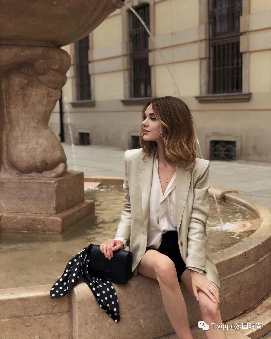 和其他法式博主不一样的是,constance很喜欢用素色穿搭打造法式感.