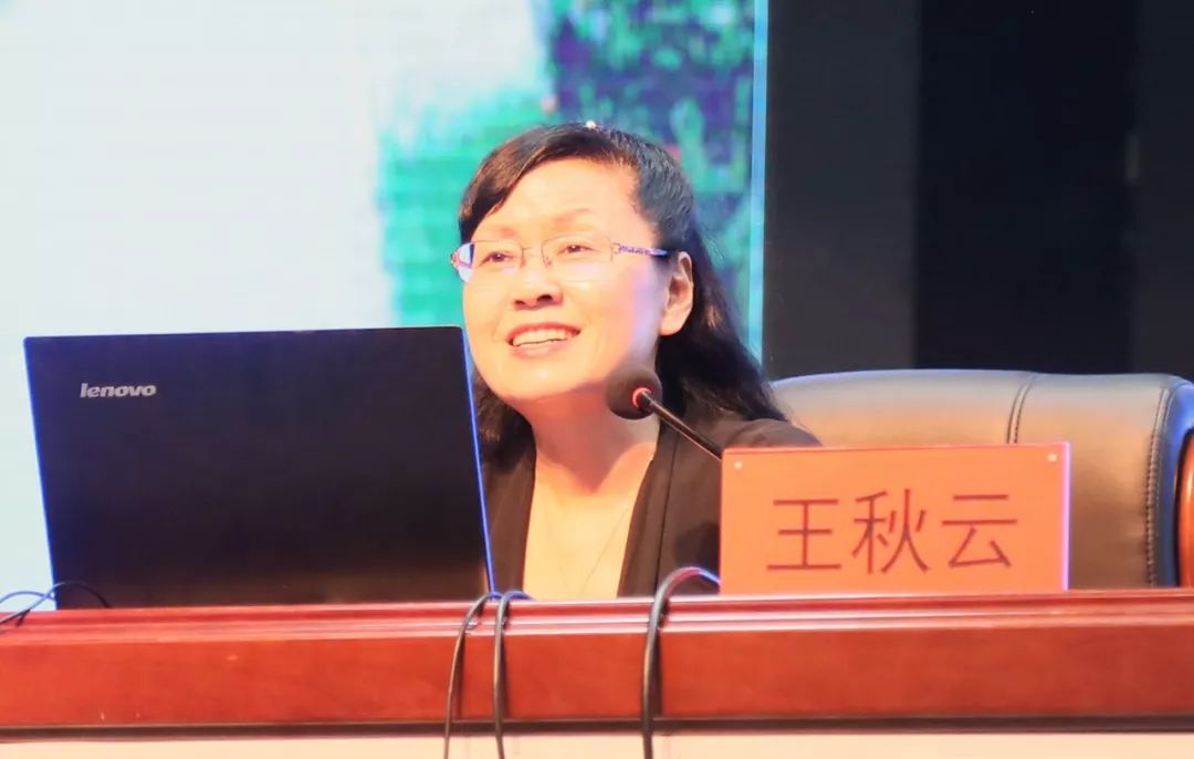 请到的主讲嘉宾是聊城市教育和体育局总督学,特级教师王秋云,以及山东