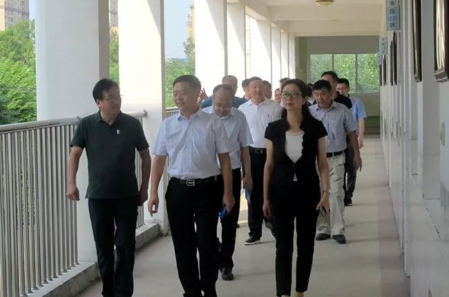 副区长闫冬梅,区教育局局长周明龙等领导陪同.