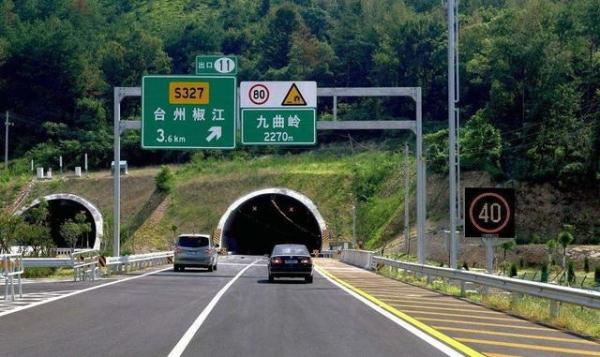 过高速隧道,为啥很多老司机不走右侧车道?新手学一下_搜狐汽车_搜狐网