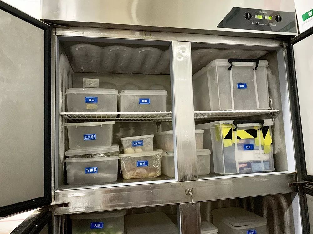 717,冰箱内食品生熟分开,加盖摆放整齐716,各类工具摆放规范,整齐