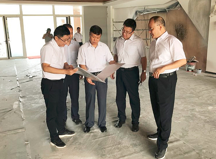 雁塔区区人大常委会主任刘崇利视察航天小学第一分校开学准备工作