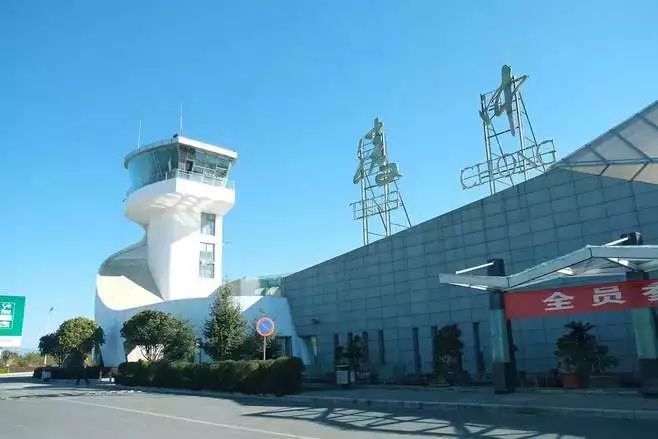多天的载人飞行,122架机带着乘客飞往昆明长水机场,丽江三义机场