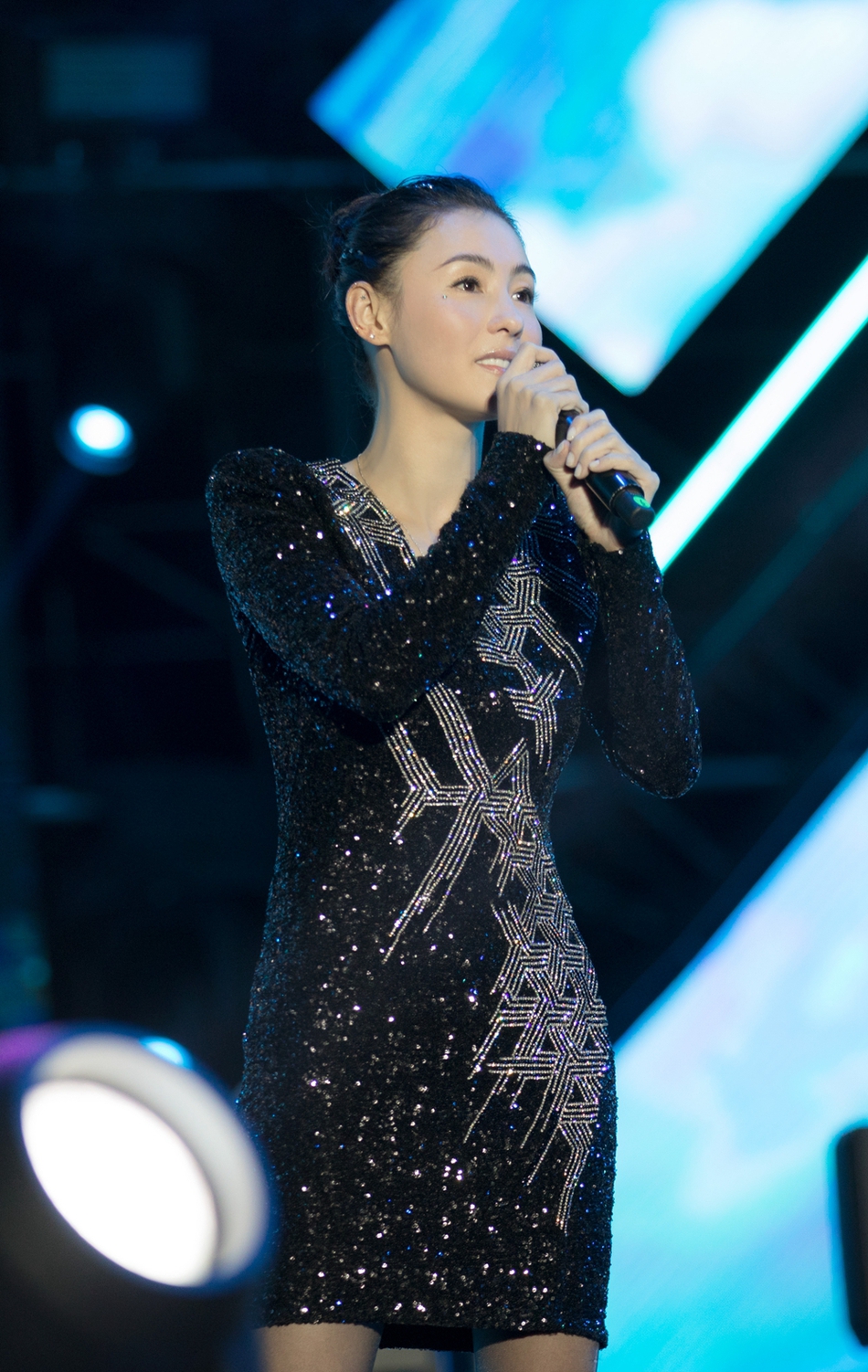 原创张柏芝连衣裙配丝袜银色高跟鞋晃眼睛苗条身段三胎辣妈中少见