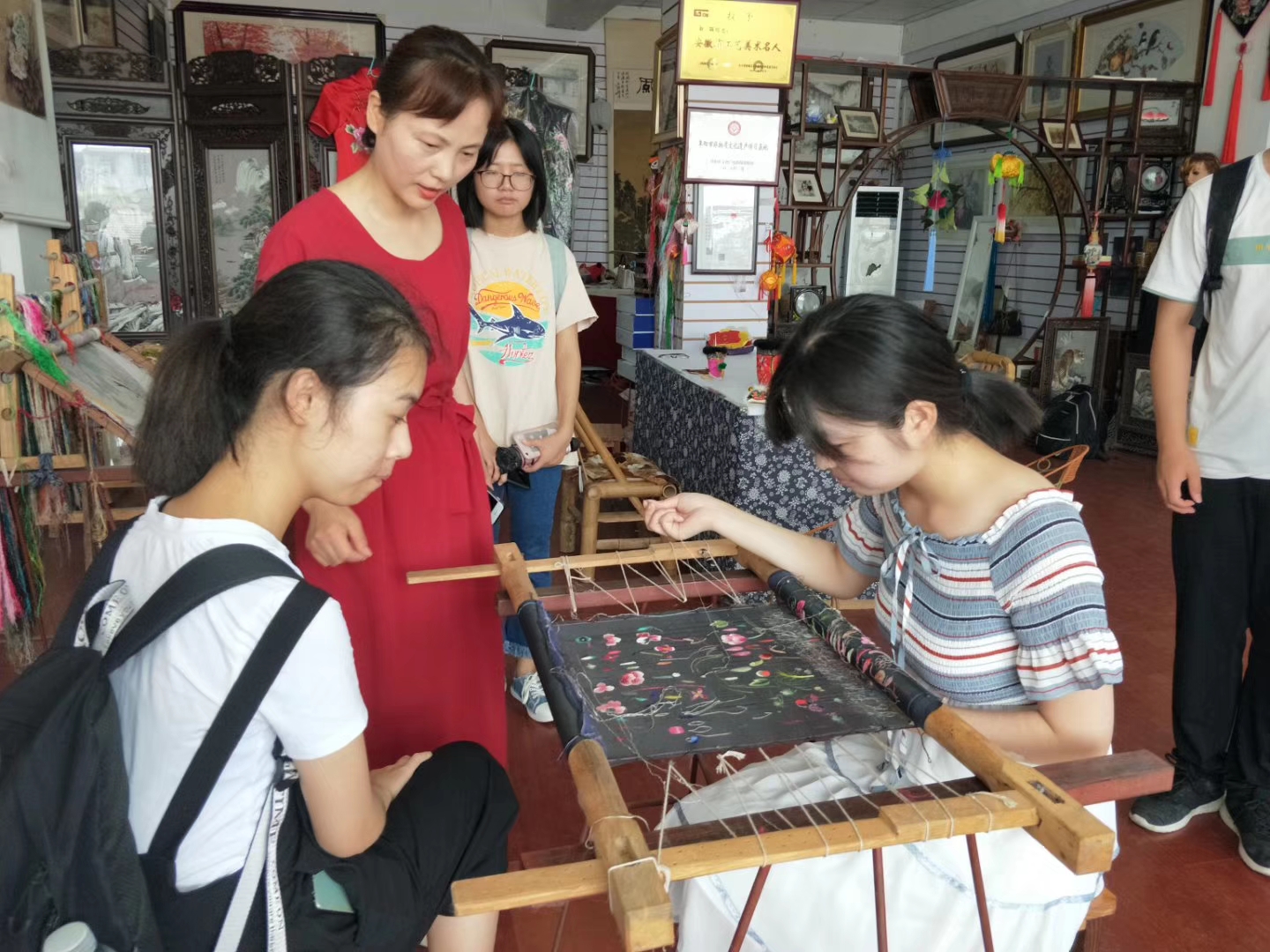 大学生暑期非遗调研实践团走进白丽刺绣工作室