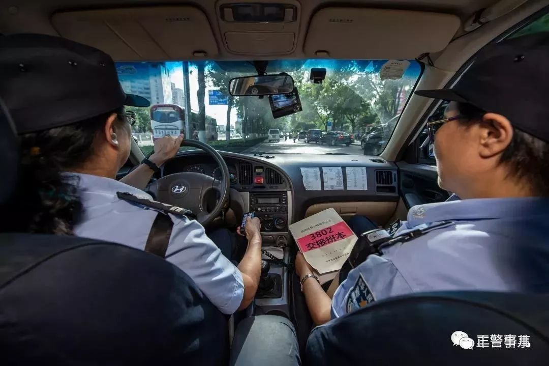 派出所姐妹花巡逻出更你想象不到的美