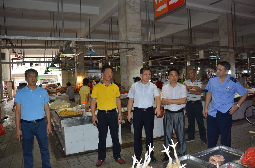 动真格!廉江多部门联合整治城北市场及周边环境