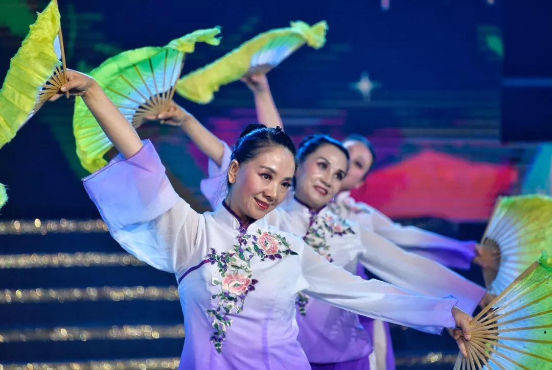 标志着源自民间的广场舞正在悄悄发生变化,从街头村角走向艺术舞台,从