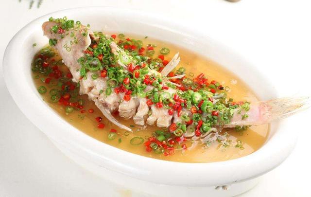 这道菜的亮点有两个:一是我们选用的是丹江的团鱼,这种鱼肉质鲜美