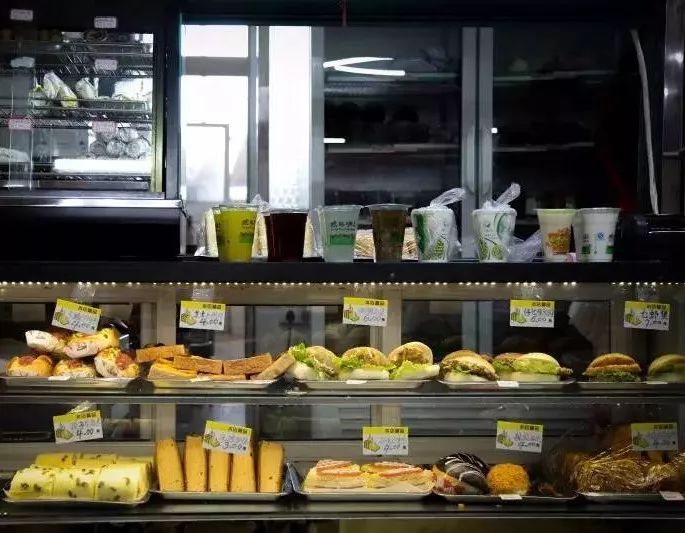 菜式展示餐厅环境麦庐校区最大的一个食堂,宽敞明亮的大厅搭配干净的