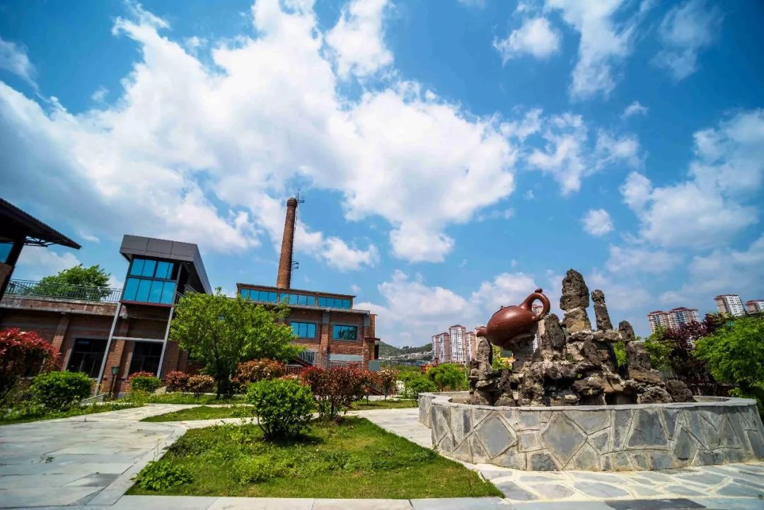 位于贵州省贵阳市花溪区的板桥艺术村占地面积70亩,建设在闲置老厂区