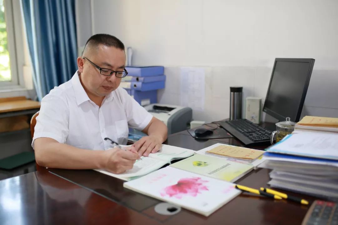 教师风采愿作杏坛育苗人一片丹心终不悔彭山一中教师李永祥