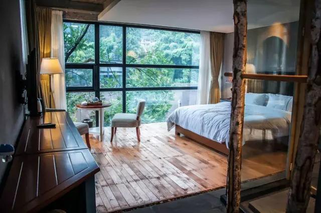 青城山这座藏于世外慢生活民宿,180°全景落地窗,mini无边泳池