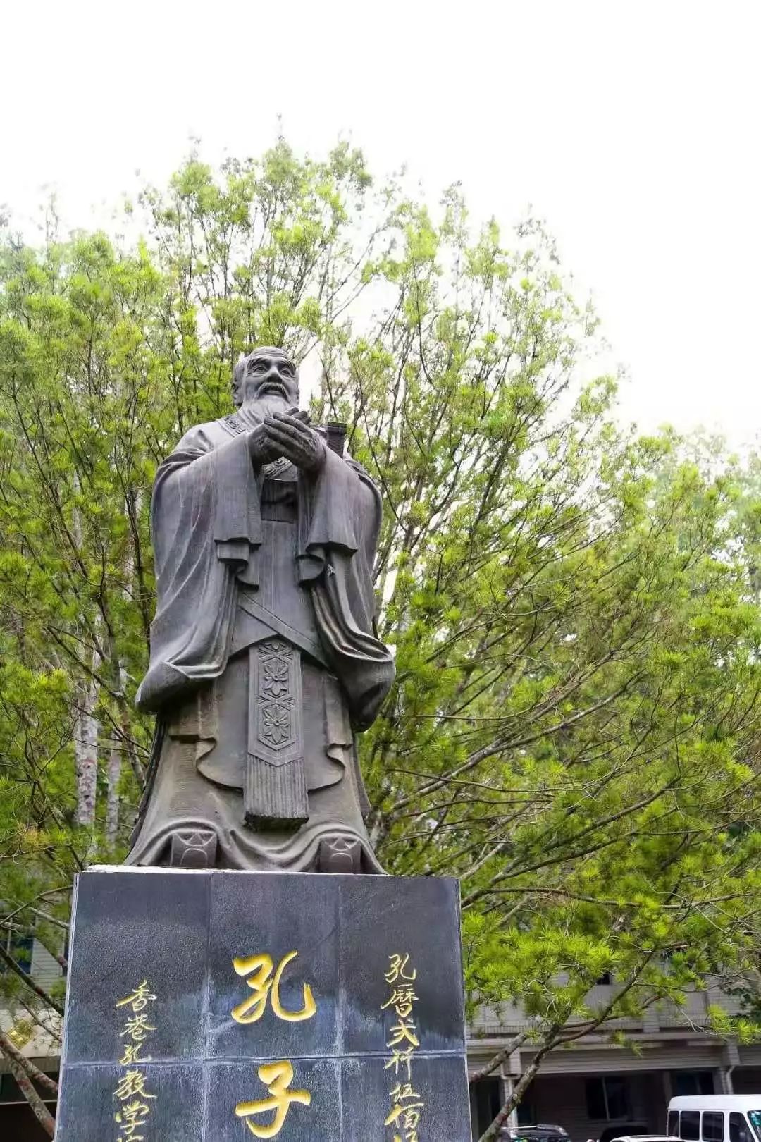 京师学堂鲁迅雕像五四纪念碑/——姚勉《听筝》钗横鬓亸慵添妆.