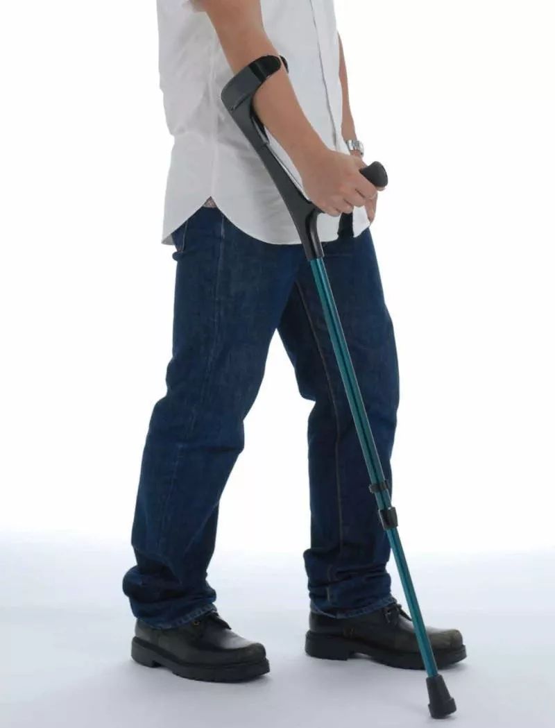 拄拐,用左手还是右手?