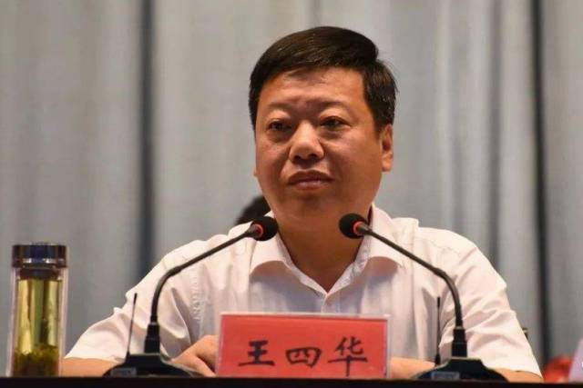 人模狗样!拿喇叭当众批下属的"网红县委书记"受审,贪近千万