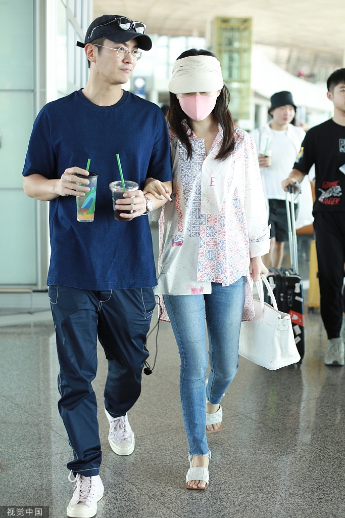 杜江与霍思燕素颜现身 挽丈夫手臂甜蜜撒狗粮